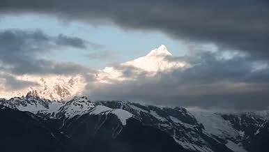 雪山风光实拍视频视频的预览图